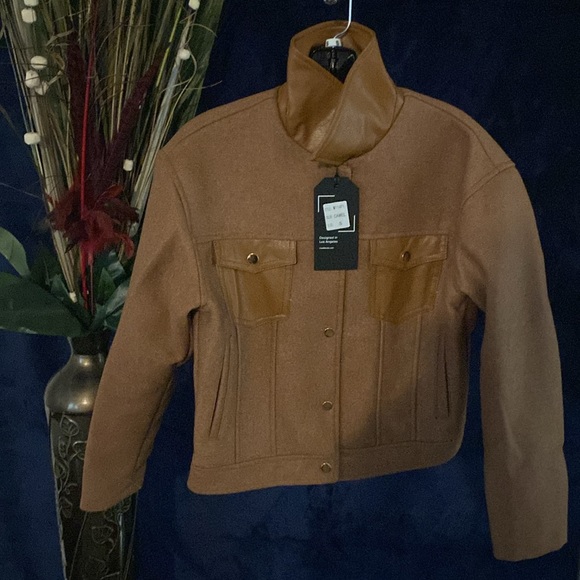 Heavy duty and classy camel jacket. Dress up or dress down jacket. Be chic! - Picture 3 of 7